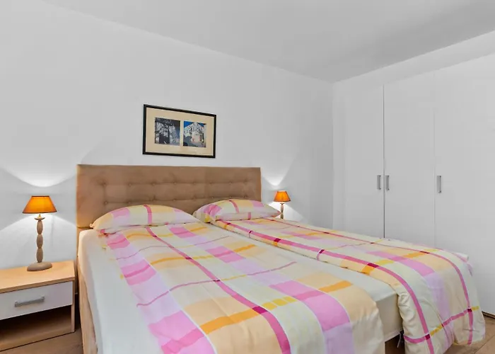 Petrinic - S By Guide Pula